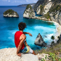 91. Kelingking Beach views person