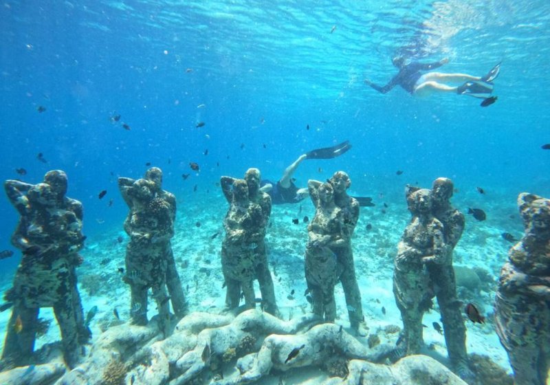 2- statue snorkeling Gili Meno