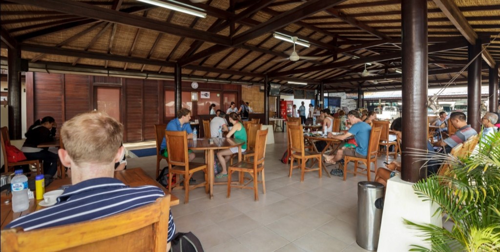 Blue Water Express serangan loundge