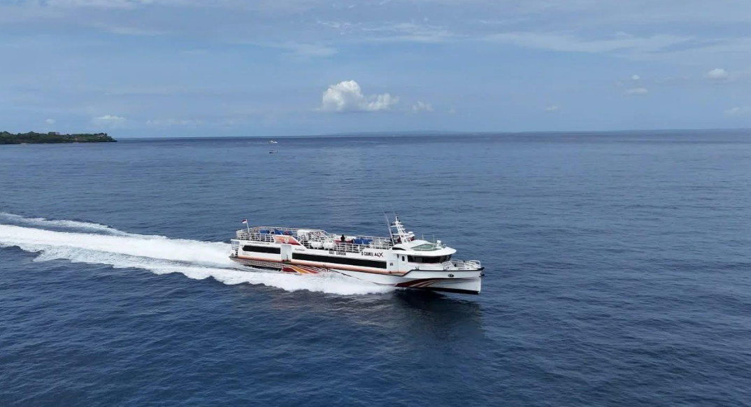 D'Camel Fast Boat transporting passengers from Bali to Gili Islands