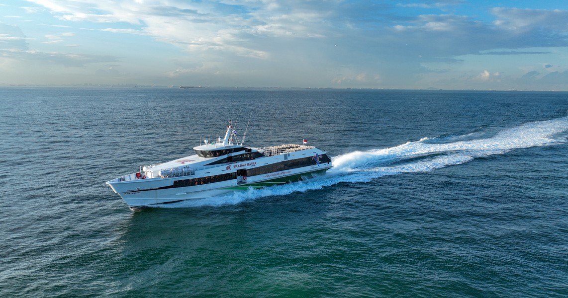 Eka Jaya fast boat transporting passengers from Bali to Gili Islands